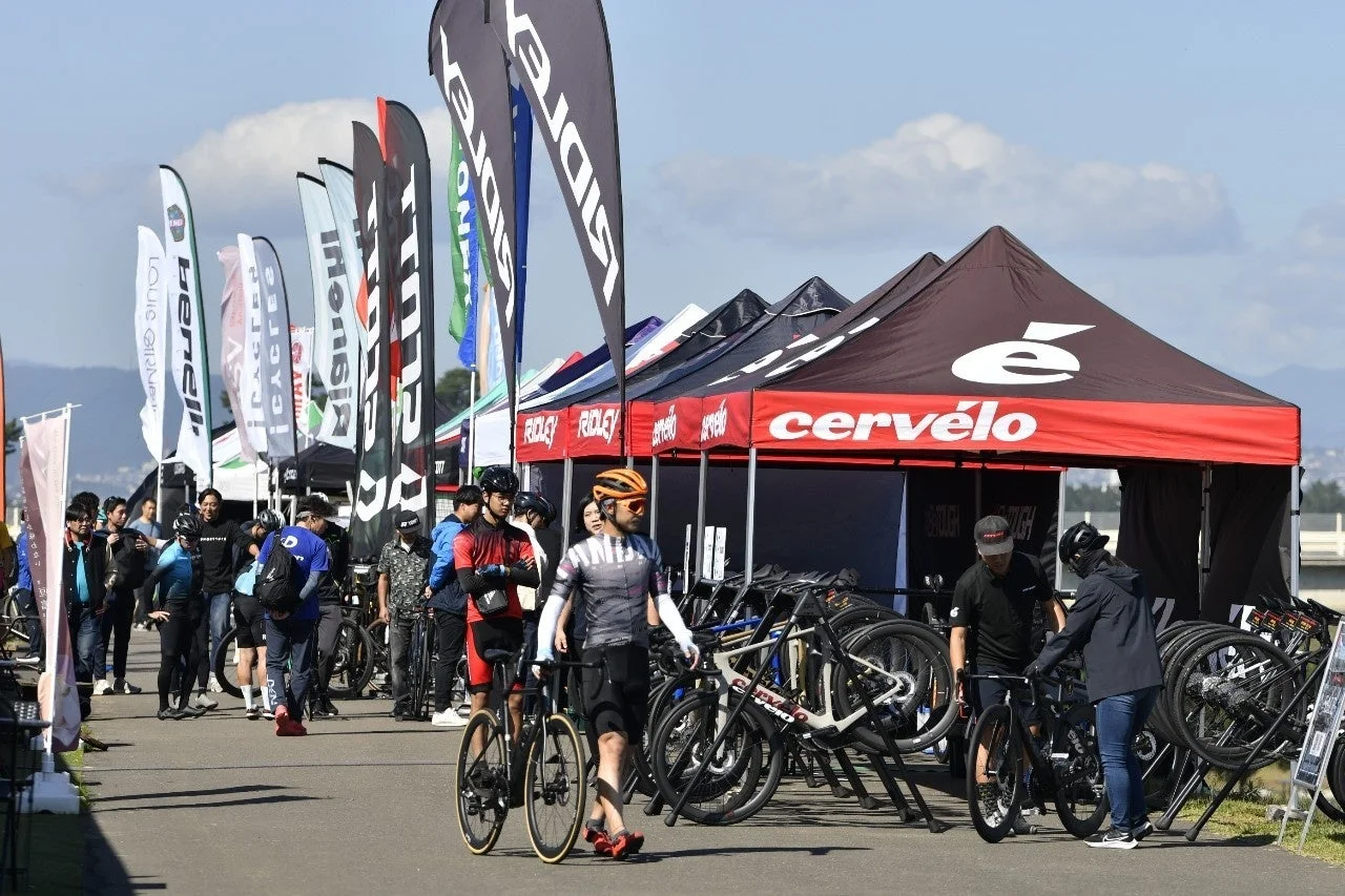 多くの人々で賑わう自転車イベントの様子