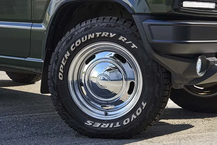 濃い緑色の車両のタイヤとホイール