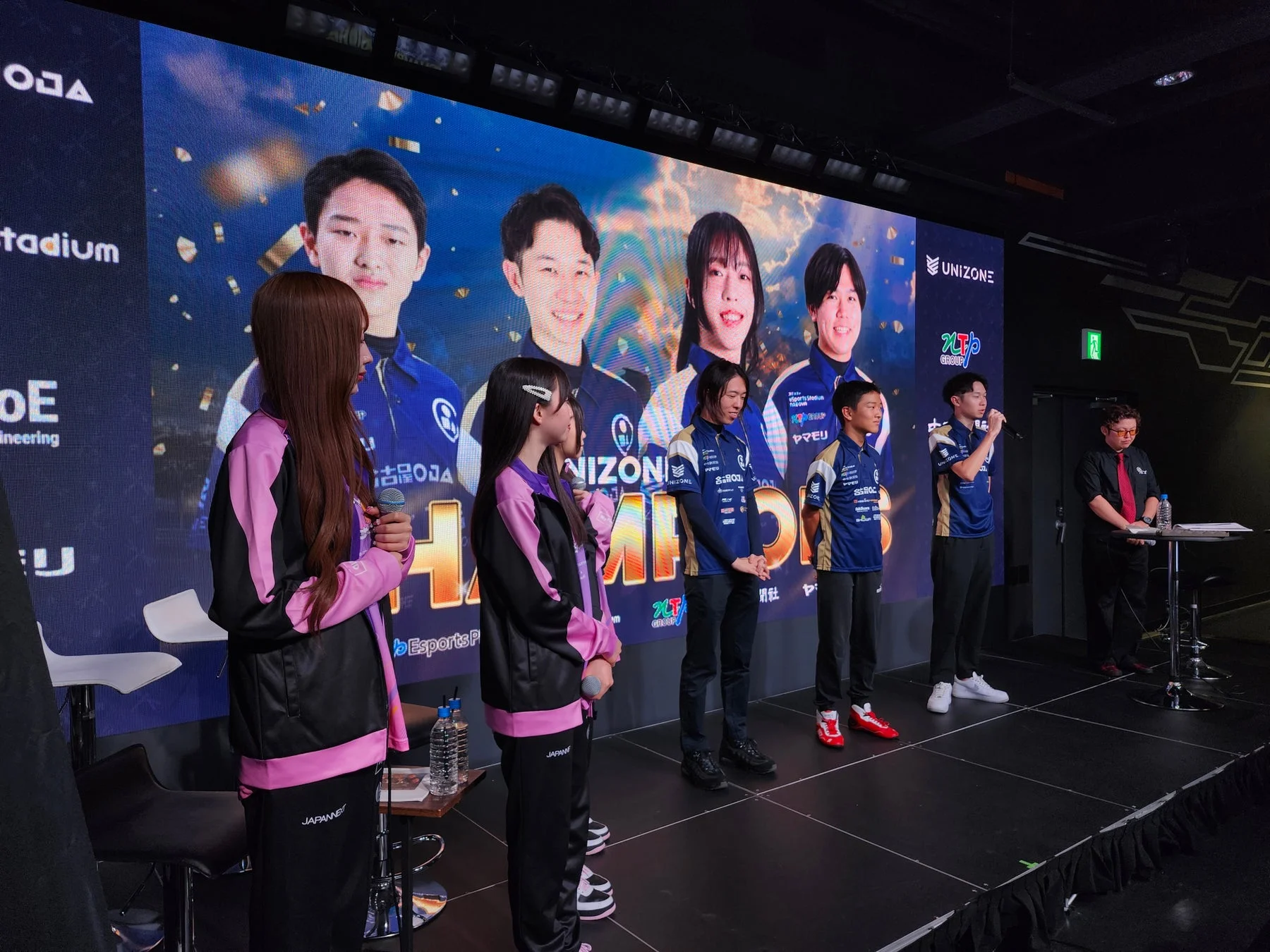 eスポーツイベントのステージとスクリーン