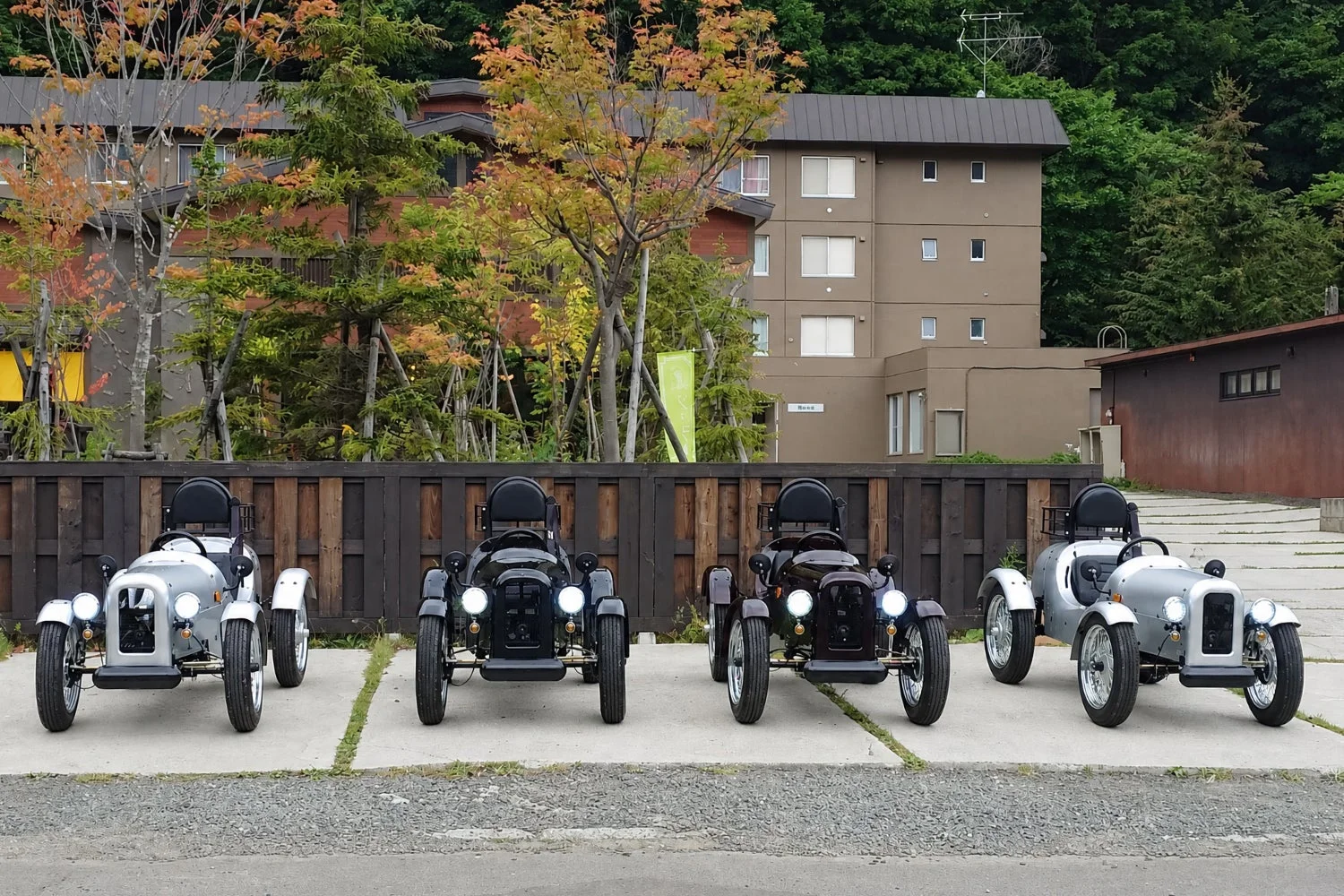 EVクラシックが並ぶ駐車場