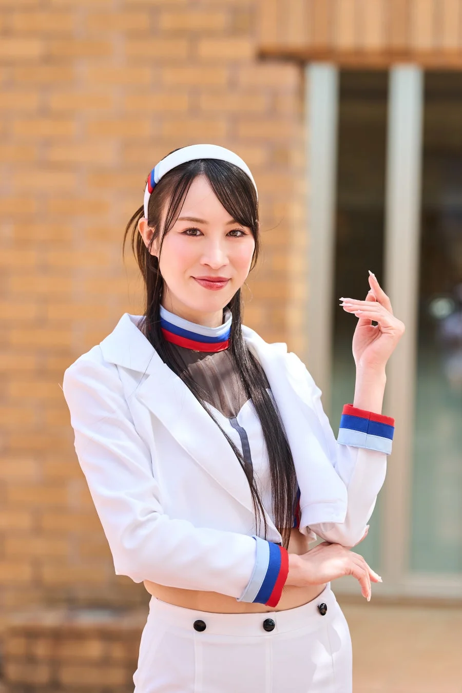 白いジャケットとヘッドバンドを着用した笑顔のアジア人女性のポートレート