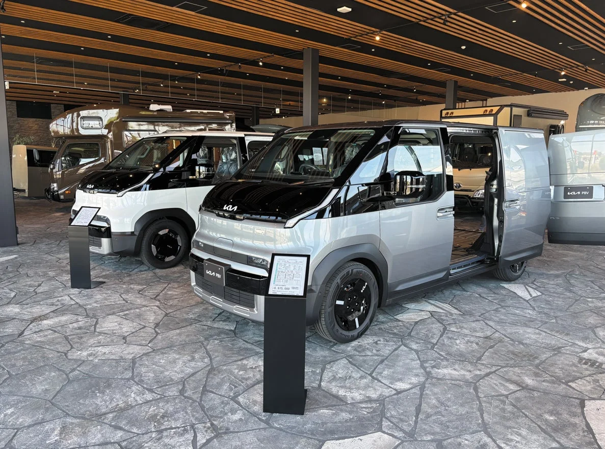 ショールームに展示された複数のKia PBVコンセプトカー