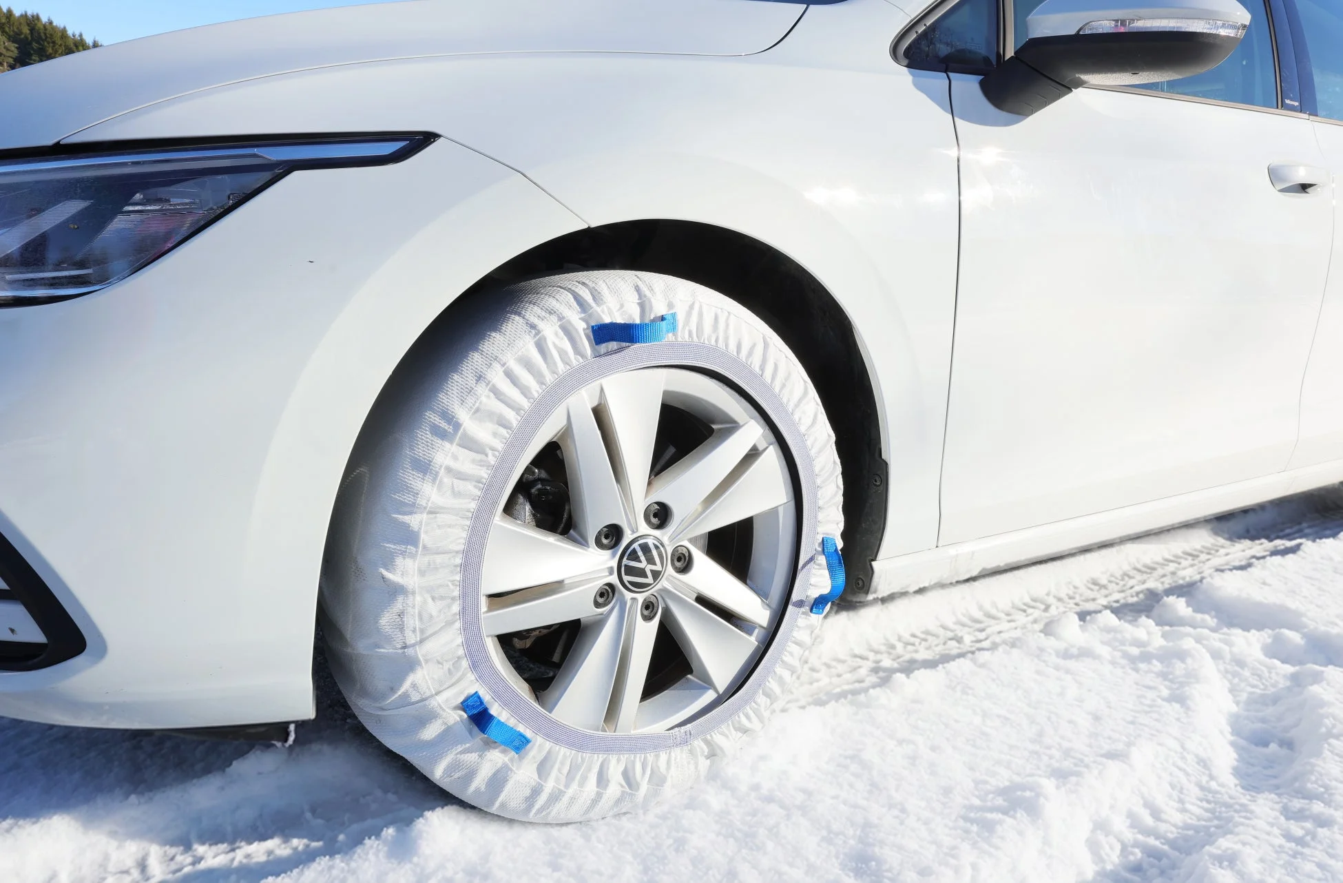 白い車、スノーソックス、冬、雪、タイヤ、ホイール、フォルクスワーゲン、自動車、雪道、滑り止め、冬用タイヤ、寒冷地