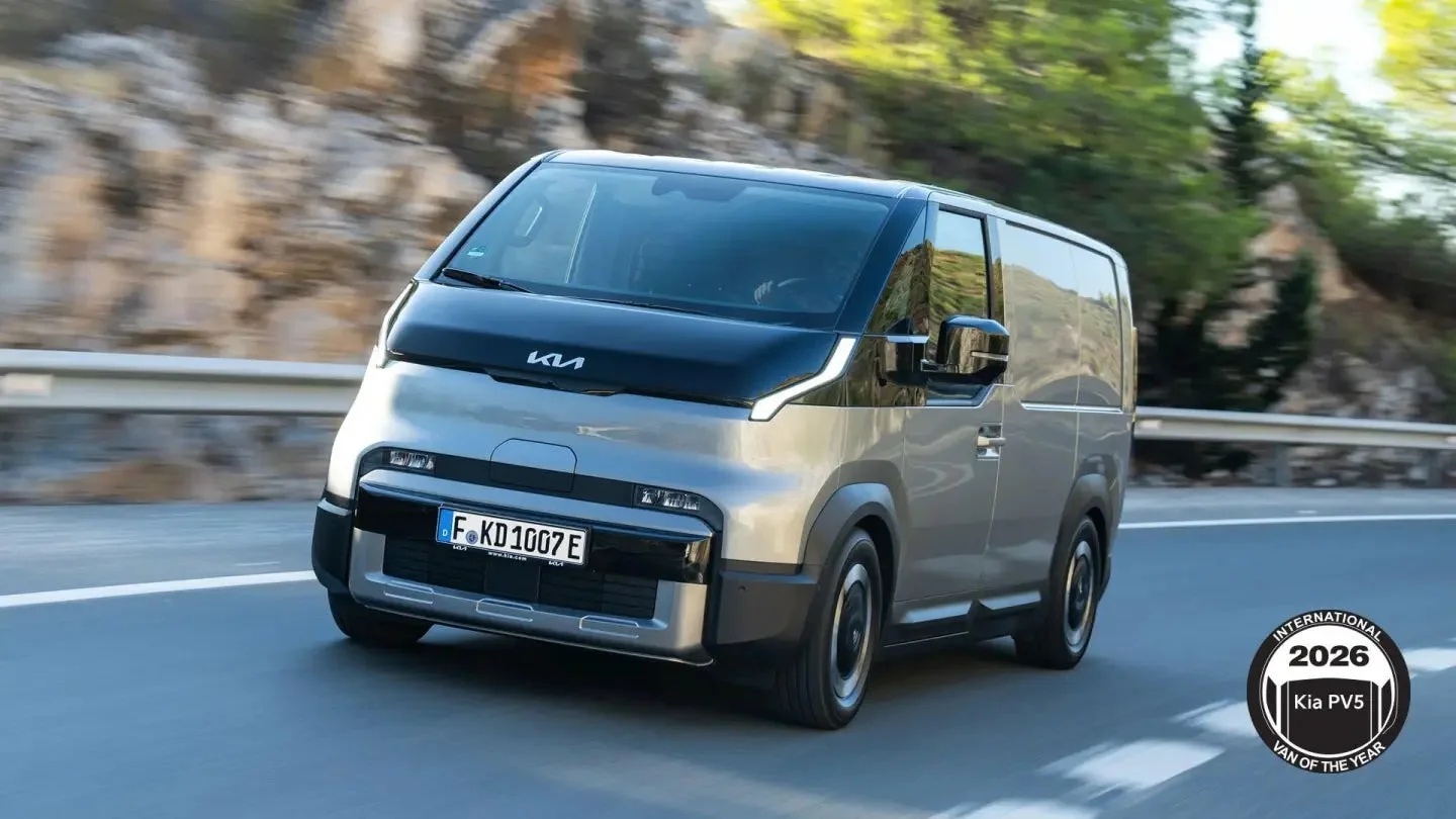 Kia PV5の受賞ロゴ付き走行風景