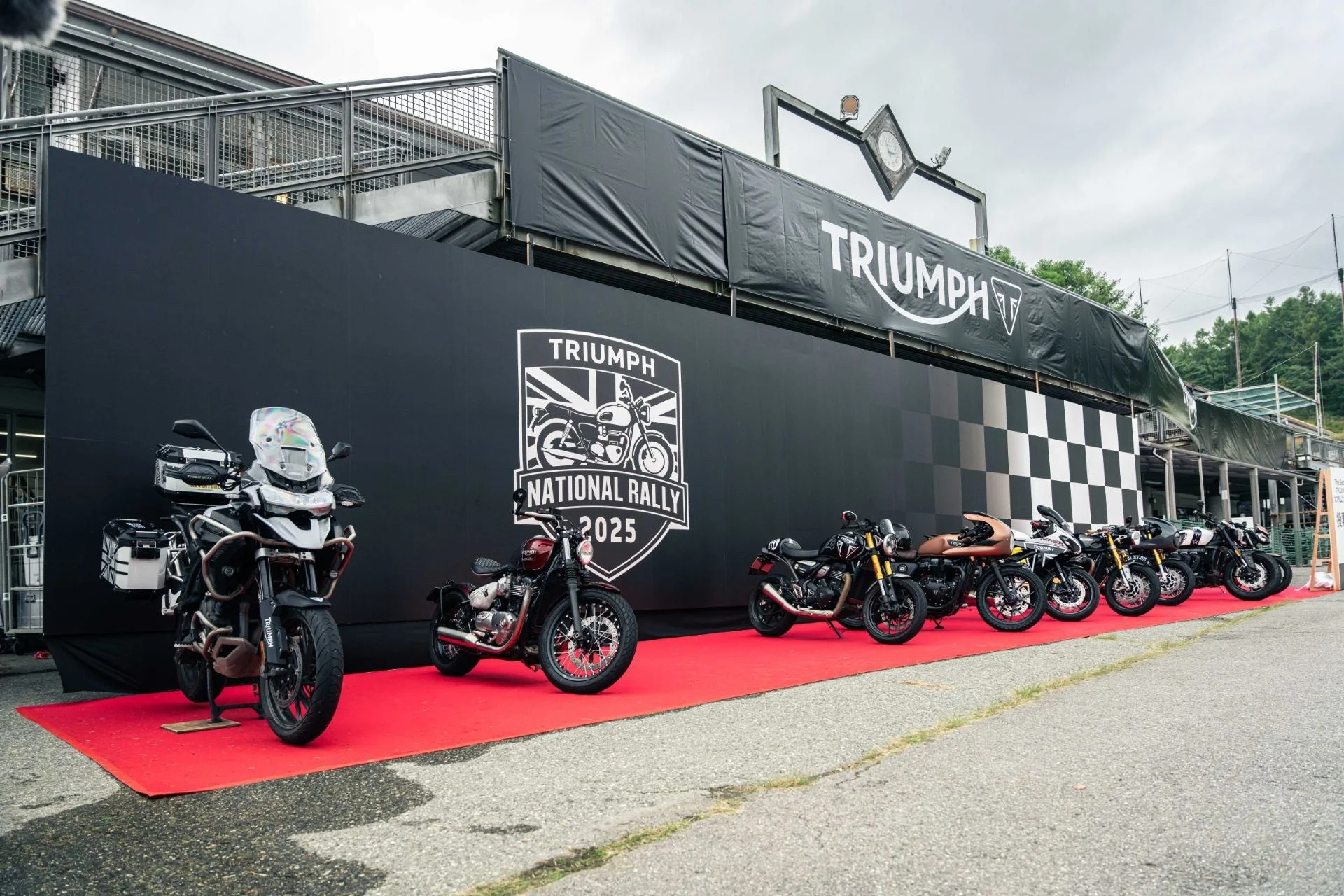 トライアンフのカスタムバイクが展示されたイベント会場