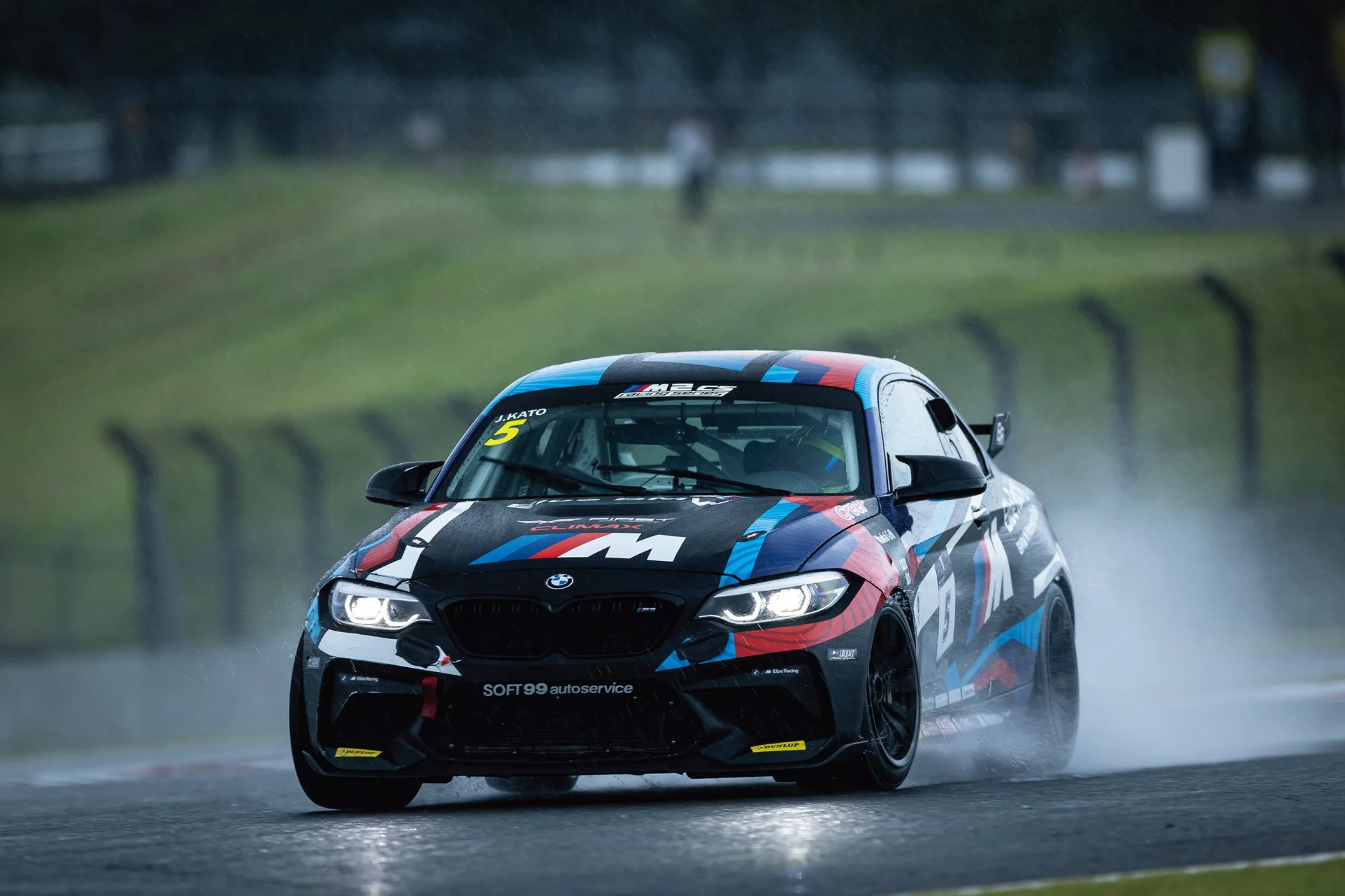 雨のサーキットを疾走するBMW M2レーシングカー