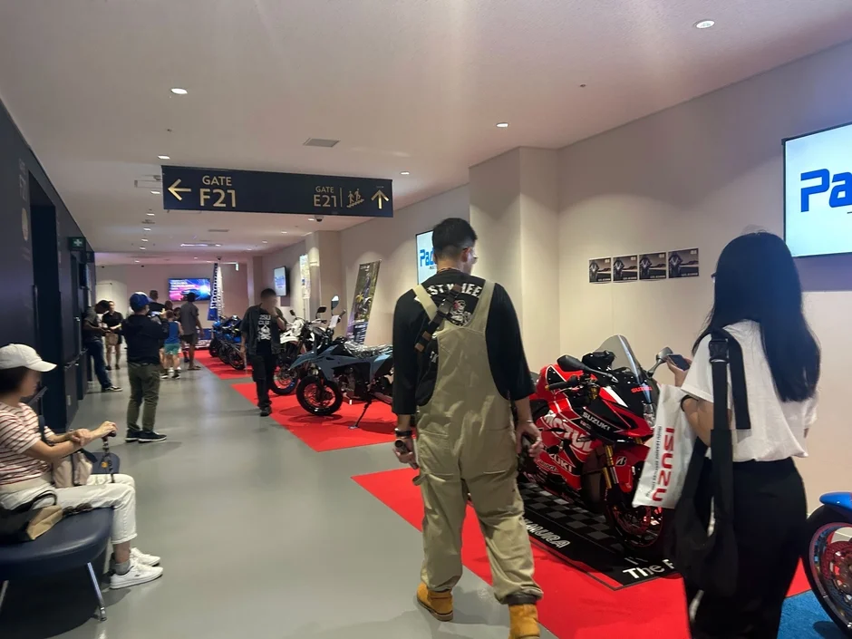 バイクが展示された屋内会場の様子