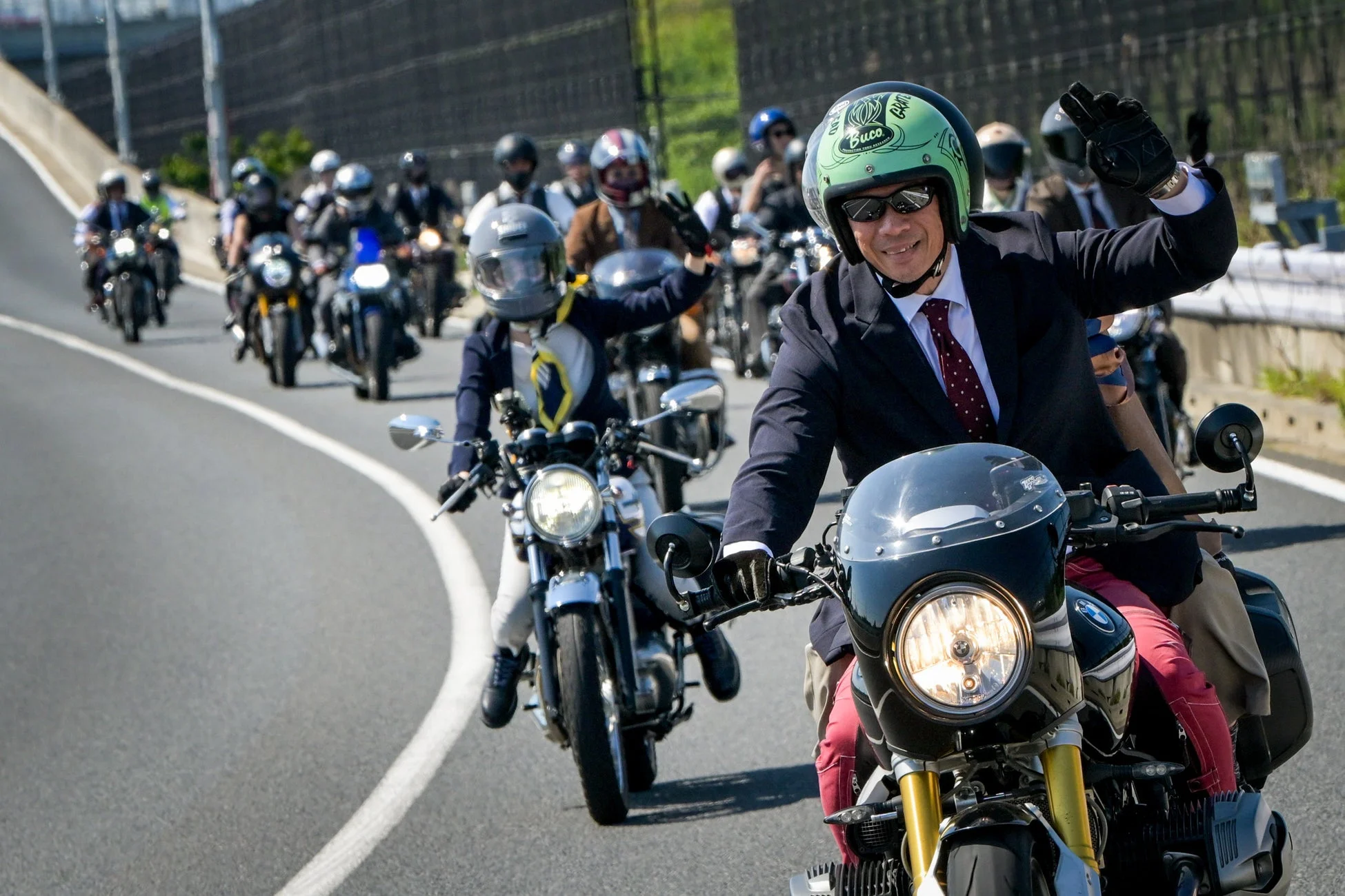 バイクに乗って走行する男性のグループ