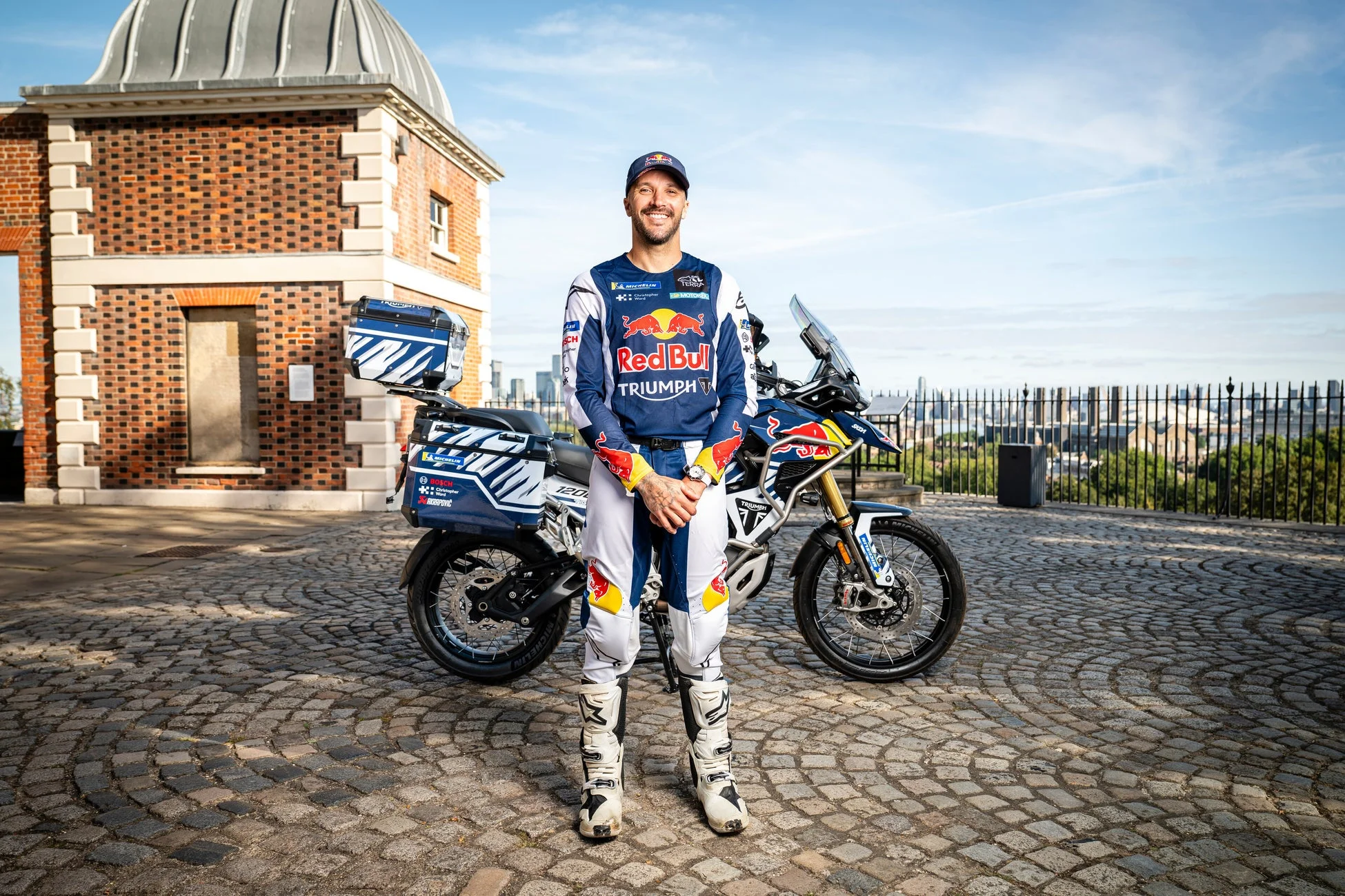 トライアンフ「Tiger 1200 Rally Explorer」で世界一周最速記録へ挑戦!ダカールラリー王者サム・サンダーランド選手が挑む壮大な旅