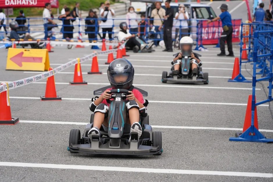 子供たちがゴーカートを運転する様子
