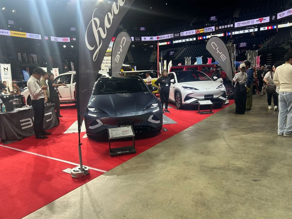 BYDの電気自動車が展示された会場の様子
