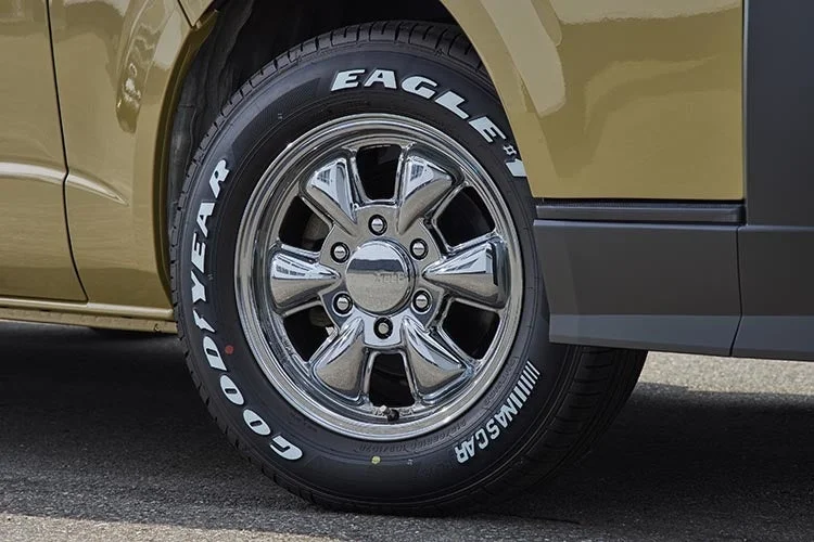 ゴールドの車体とタイヤ