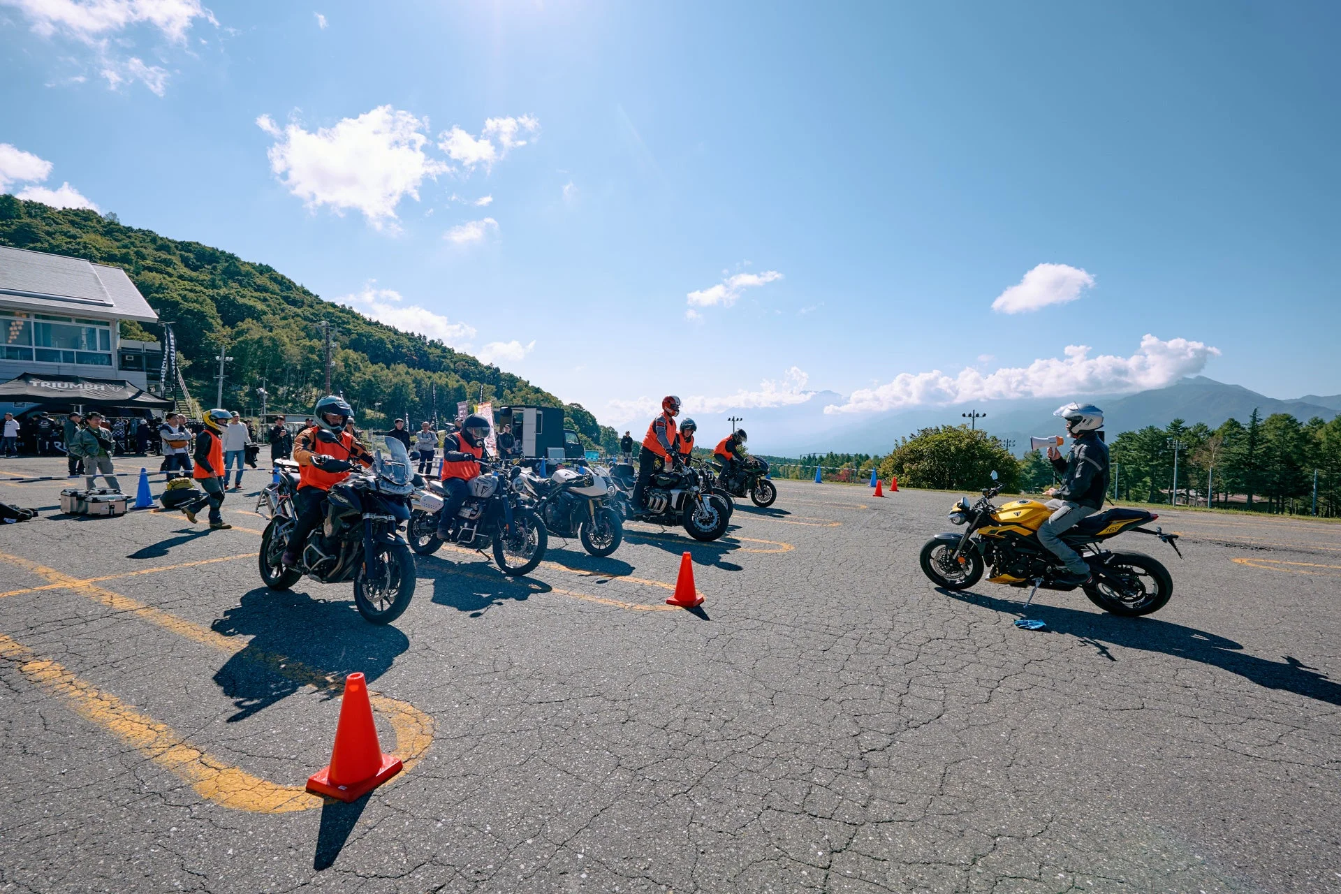 イベントでバイクの指導を行うインストラクター