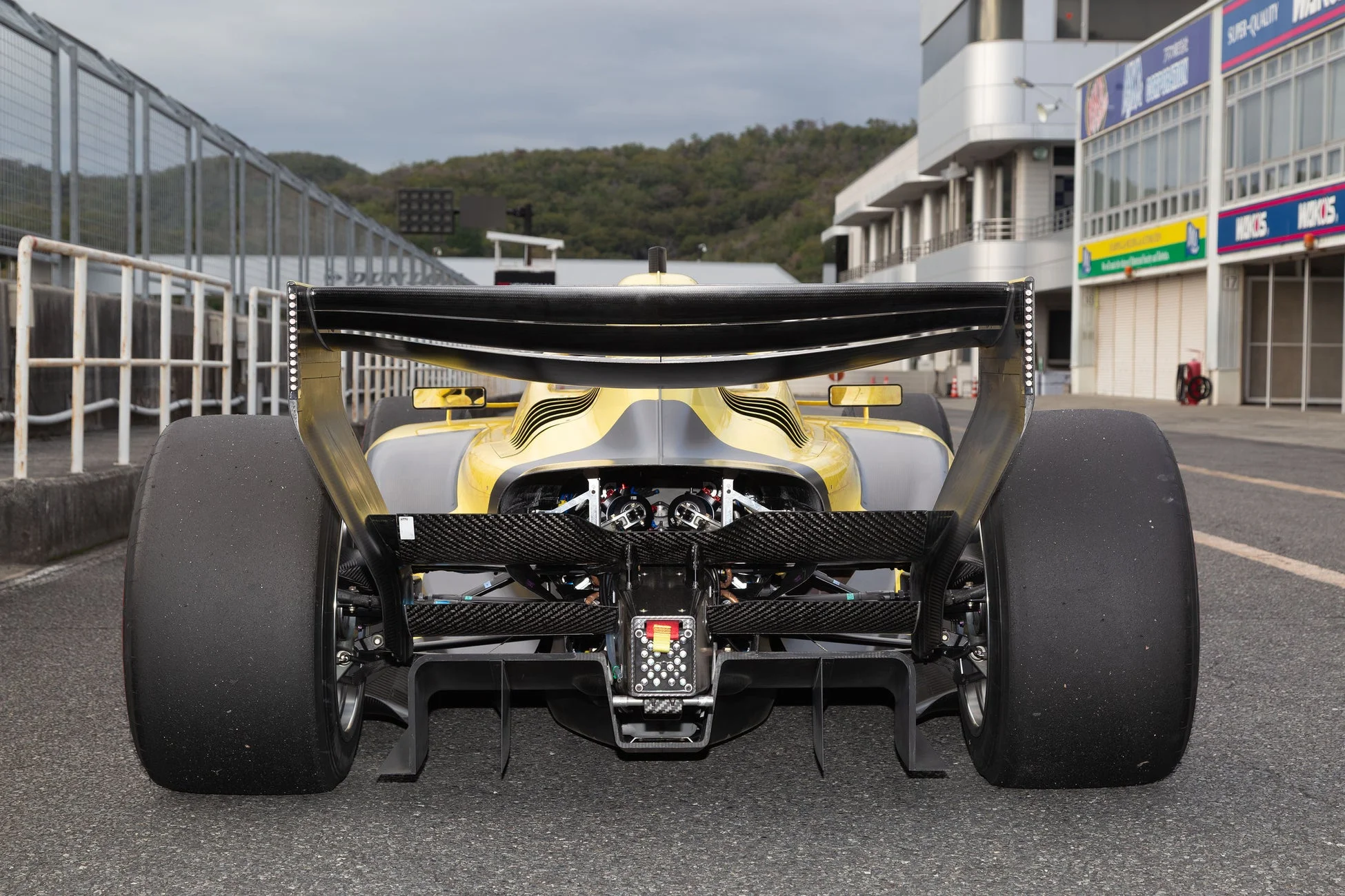 フォーミュラカーの後方からの眺め