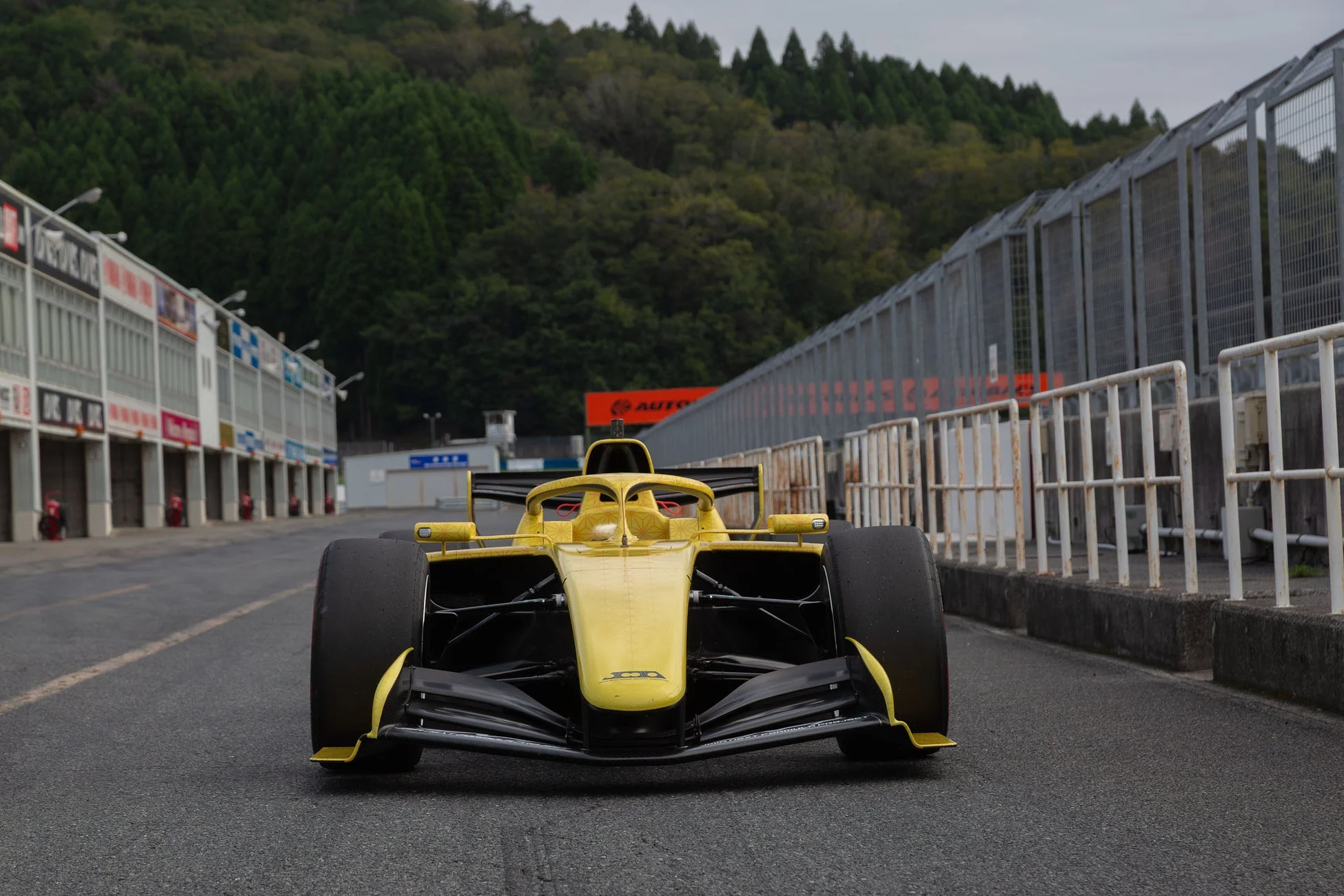 サーキットのコース上に停車中のフォーミュラカー
