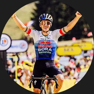 ロードレースで勝利を喜ぶサイクリスト