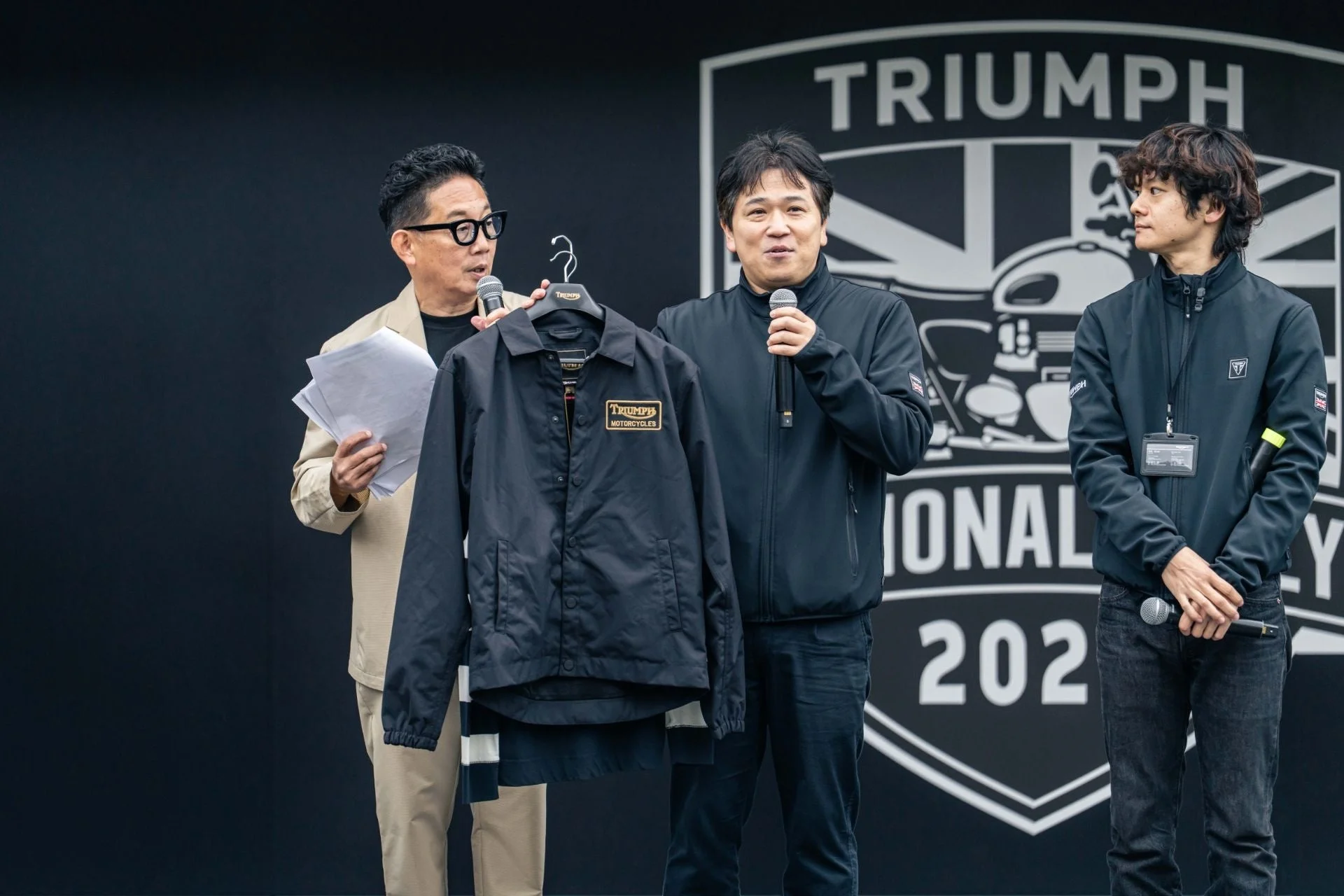 イベントステージに登壇する3人の男性