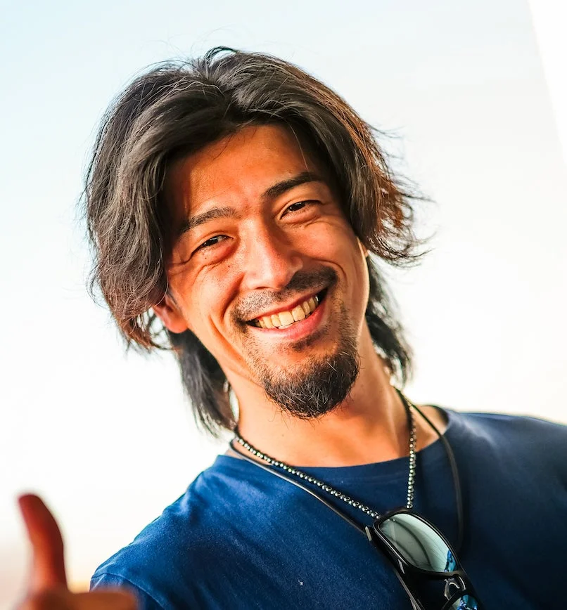 笑顔でサムズアップする男性