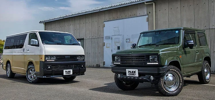 カスタムバンとSUVが並ぶ画像