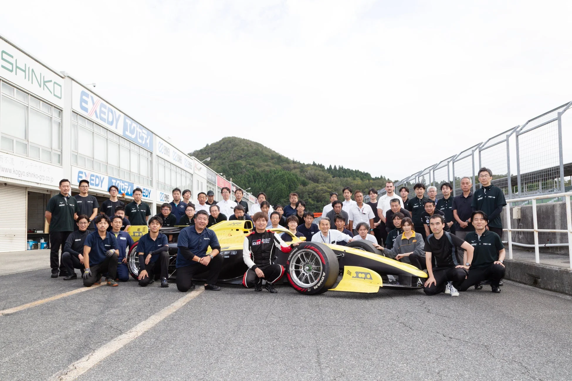 レーシングチームの集合写真
