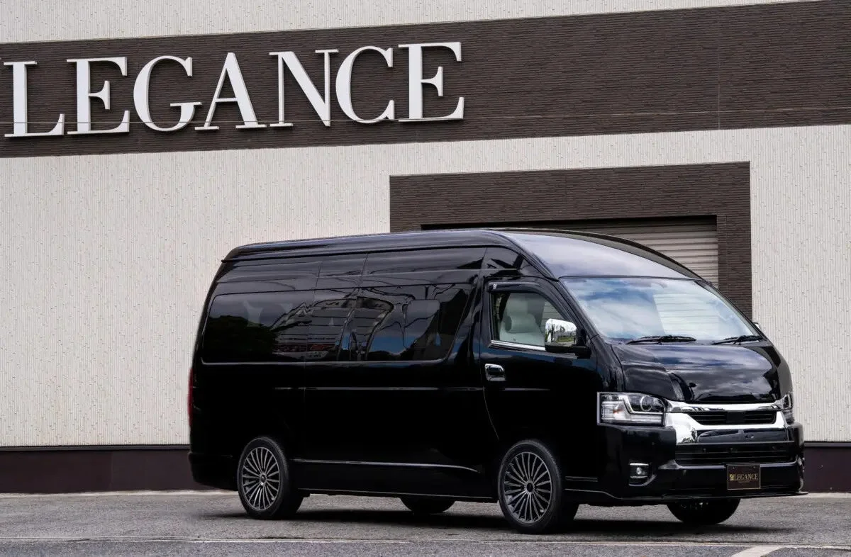 LEGANCEの建物前の黒いカスタムバン