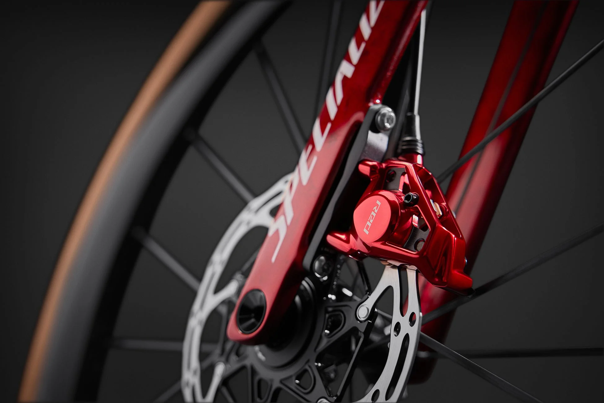赤いS-WORKSロードバイクのディスクブレーキ