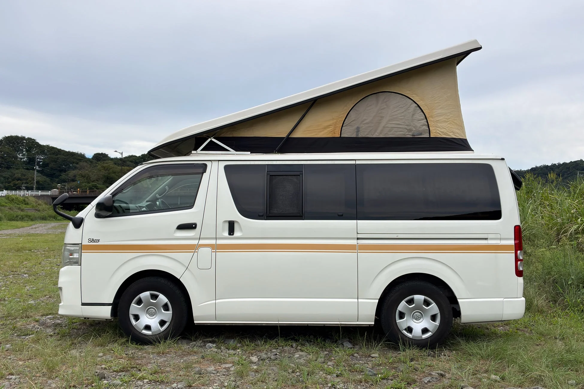 Carstay、「秘密の屋根裏部屋」付きキャンピングカー「SAny.VAN ポップアップルーム」のレンタルを開始