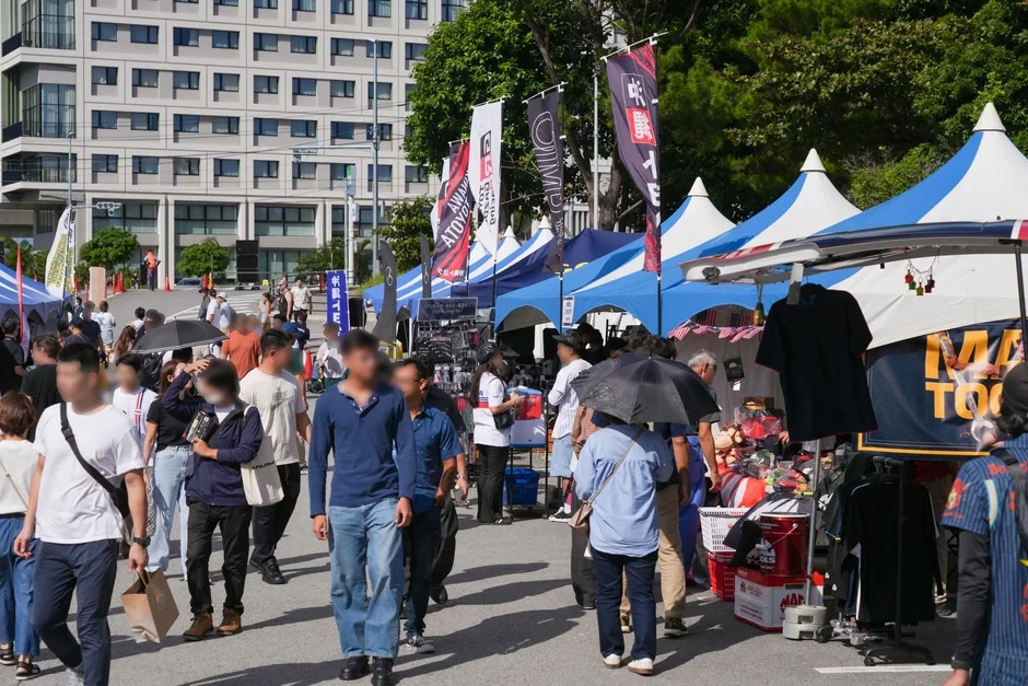 キッチンカーが並ぶ屋外イベントの様子