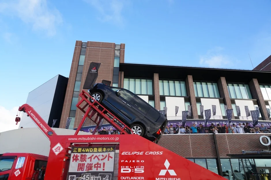 三菱自動車の45度登坂体験
