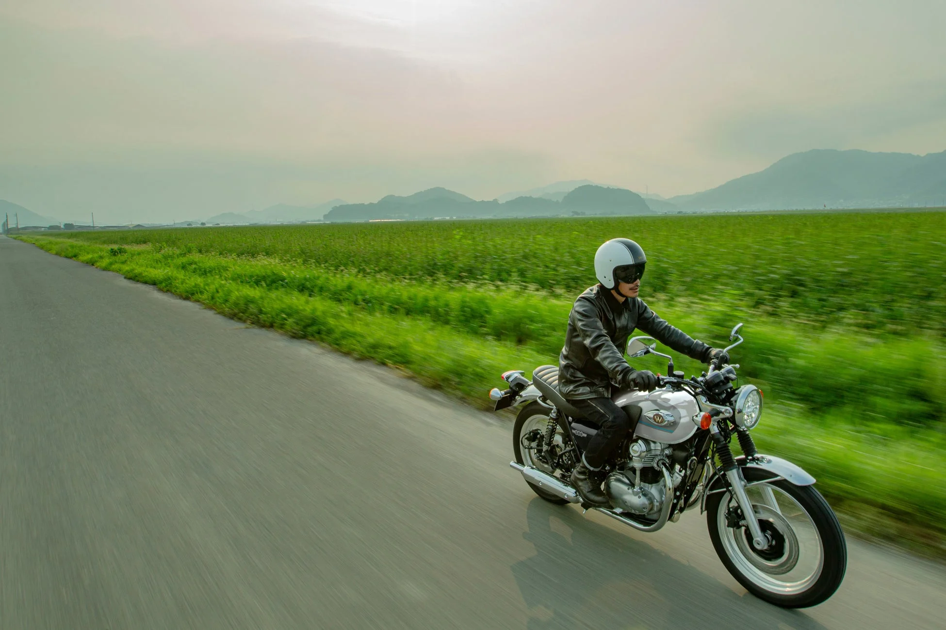 田園風景を走るW800