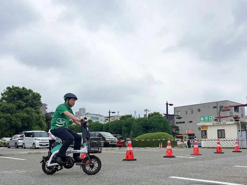 電動シートボードの試乗風景