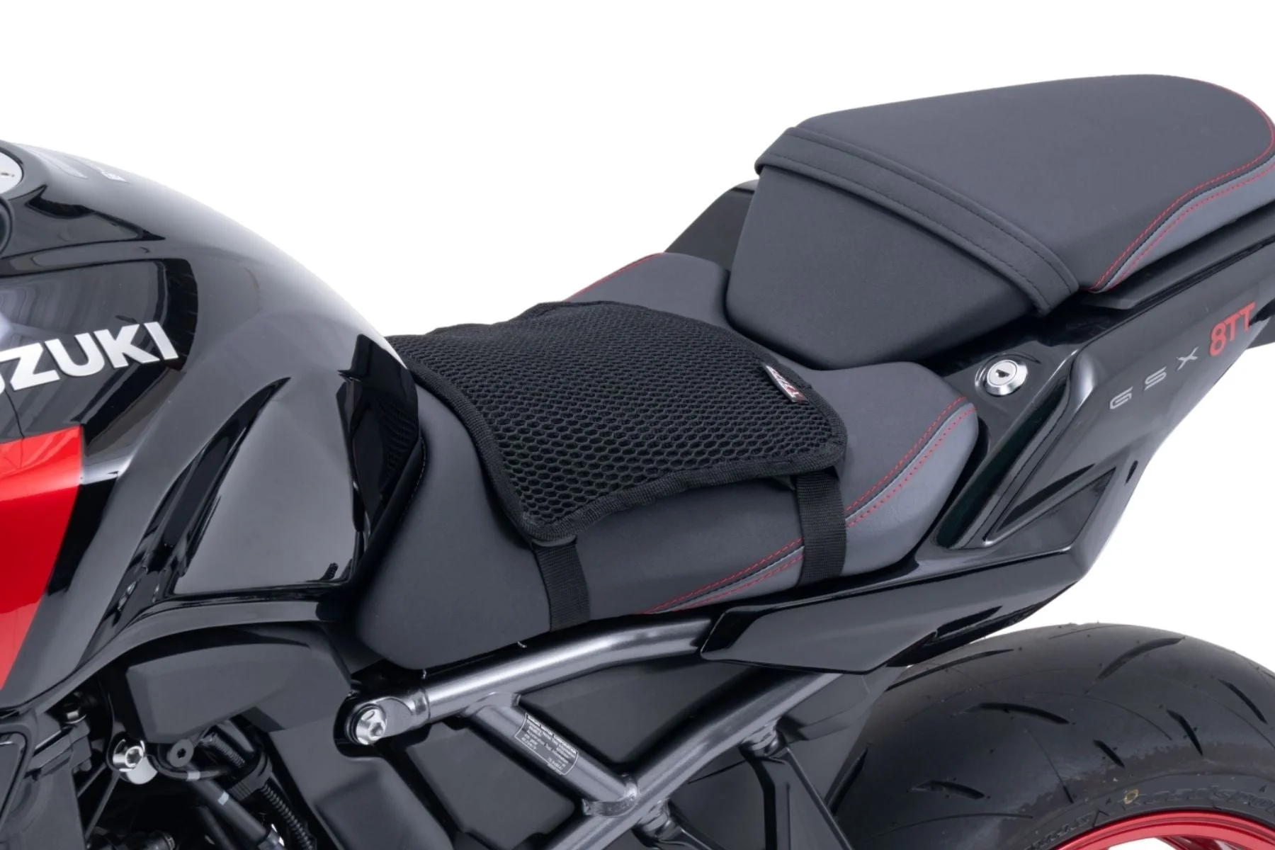 SUZUKI GSX 8TTにメッシュシートカバーが装着されている様子