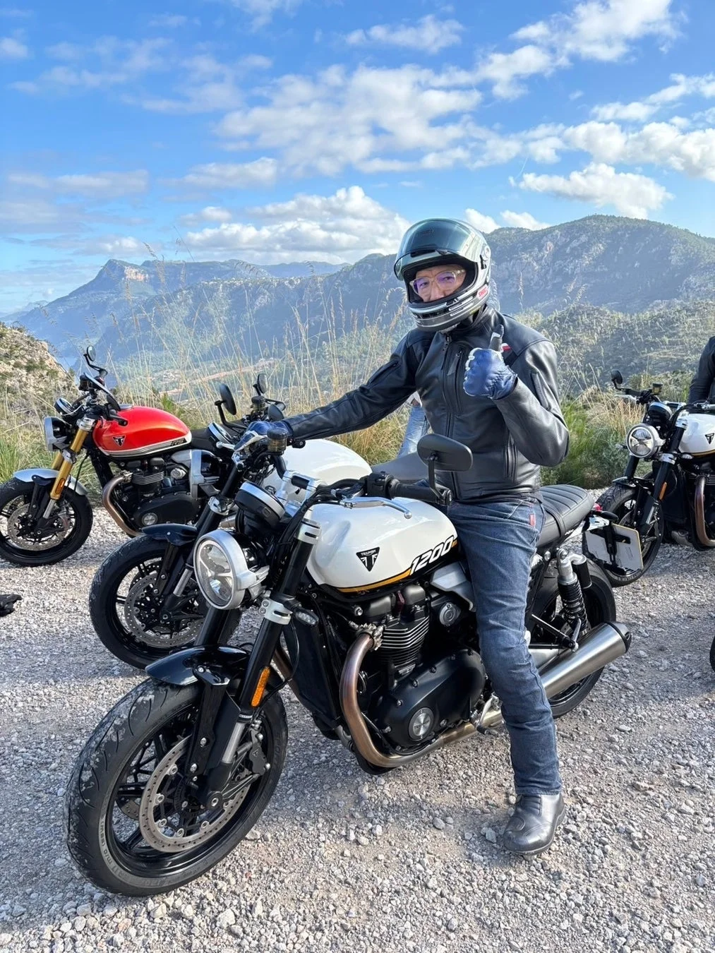白いトライアンフバイクに乗るライダー