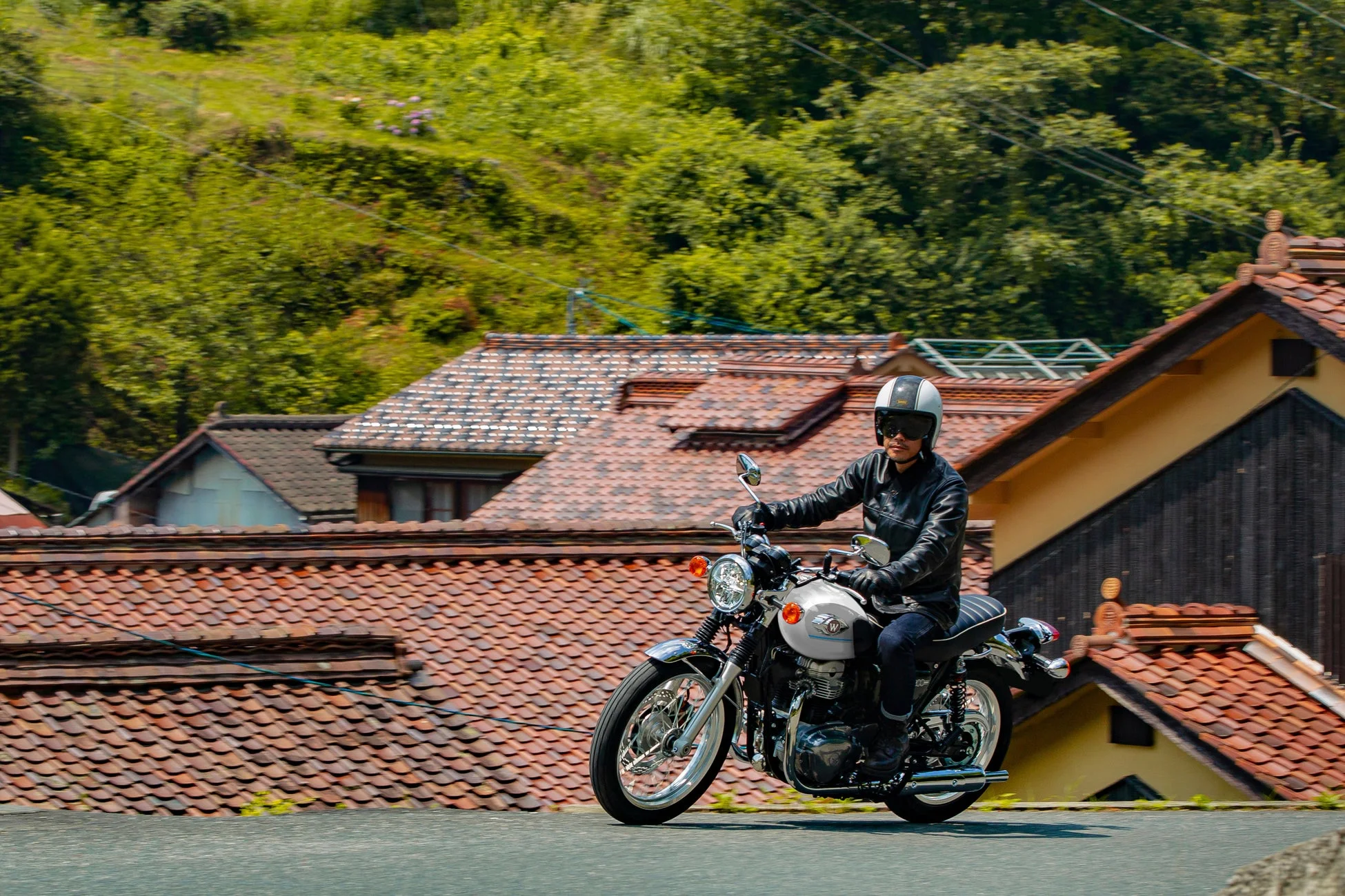 走行中のW800