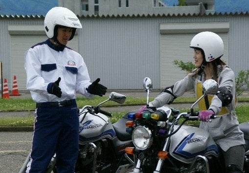 【JAF長野】バイク初心者・リターンライダーを応援!教習所×現役レーサー×JAFが連携し、レッスンイベントを開催。特別講師としてPRT長野代表 櫻山氏による講演やデモ走行、レース用バイクの展示も。