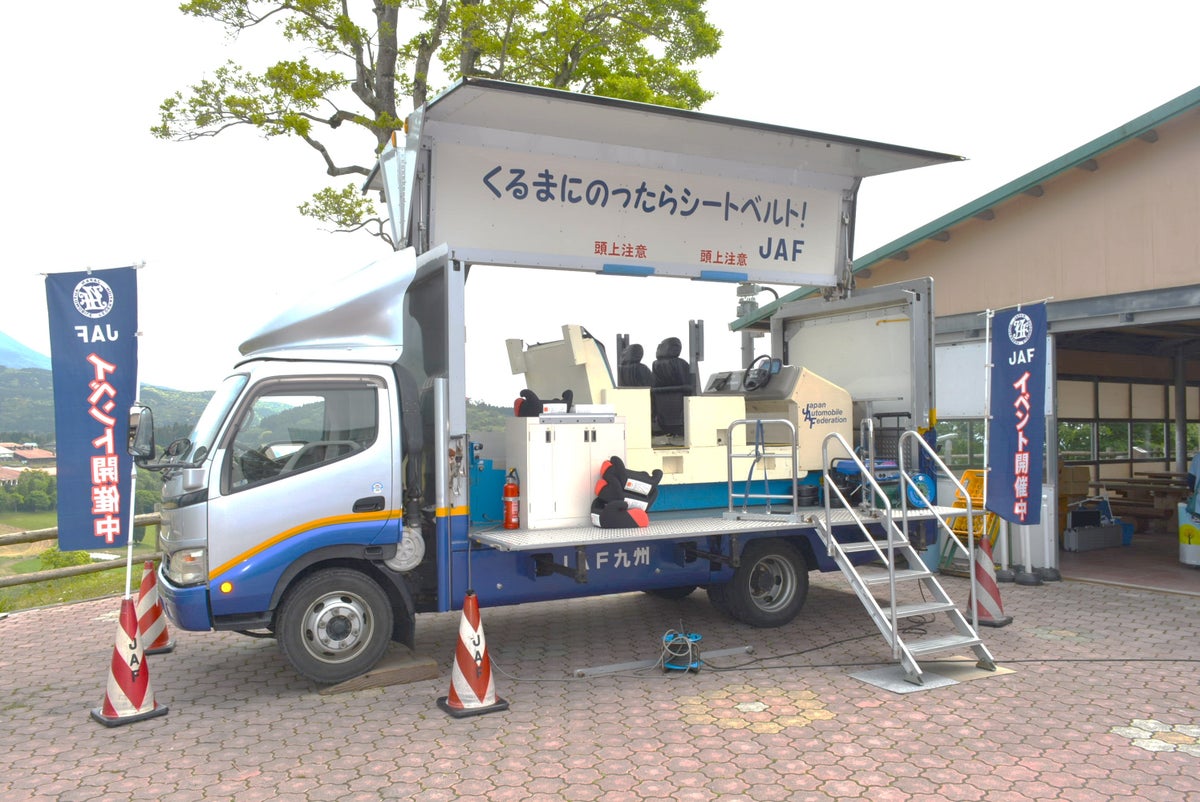 時速5kmでも衝撃は想像以上？JAF熊本が「サポカー体感・体験試乗会」でシートベルト衝突体験を実施