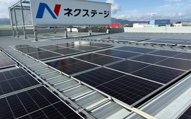 環境負荷低減に向け、18店舗の屋根上に、太陽光発電設備を新たに導入年間約114万kWhを発電、CO₂排出量453.7tを削減