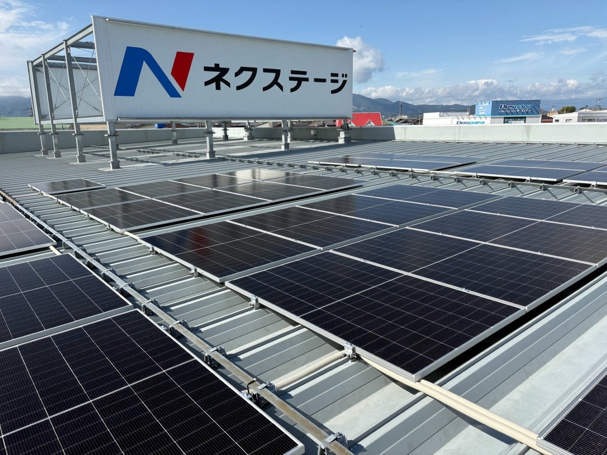 環境負荷低減に向け、18店舗の屋根上に、太陽光発電設備を新たに導入年間約114万kWhを発電、CO₂排出量453.7tを削減