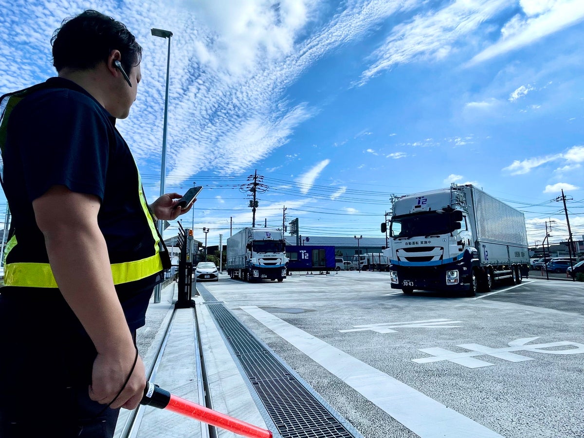 無人/有人運転の切替拠点での自動運転トラックの発着に初成功 高速道路「外」も走行可能に