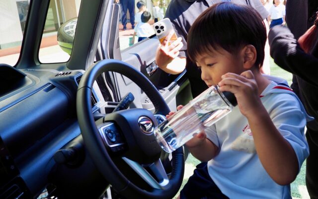「クラクション、3歳児の力で鳴らせる？」万が一の車内閉じ込めに備え、園児が“自ら助けを求める方法”を学ぶ「たすけてブーブー」安全教室を大阪の幼稚園で初開催