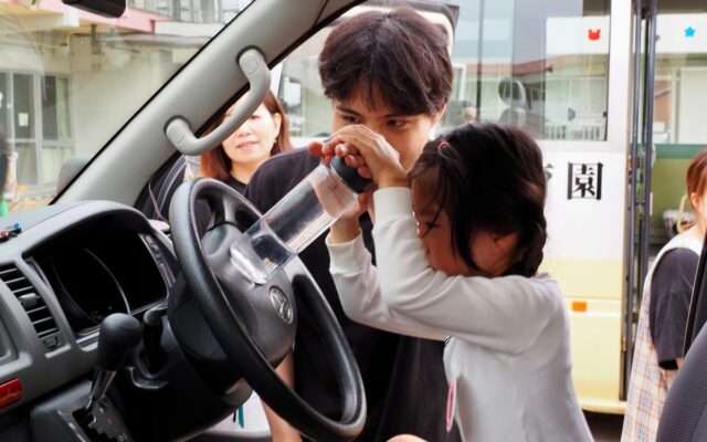 「そのクラクション、子どものSOSかも？」車保有台数全国1位の愛知で安全教室園児76人がクラクション体験 車内閉じ込めに備え、両手や水筒を使った押し方も学ぶ