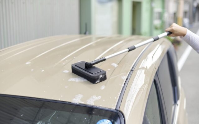 ミニバンやSUVなどの高いルーフもラクラク洗車！3段伸縮＆ワンタッチ角度調整で高所の汚れにしっかり届く コーナンオリジナル『LIFELEX アルミ伸縮洗車スポンジ』が新登場