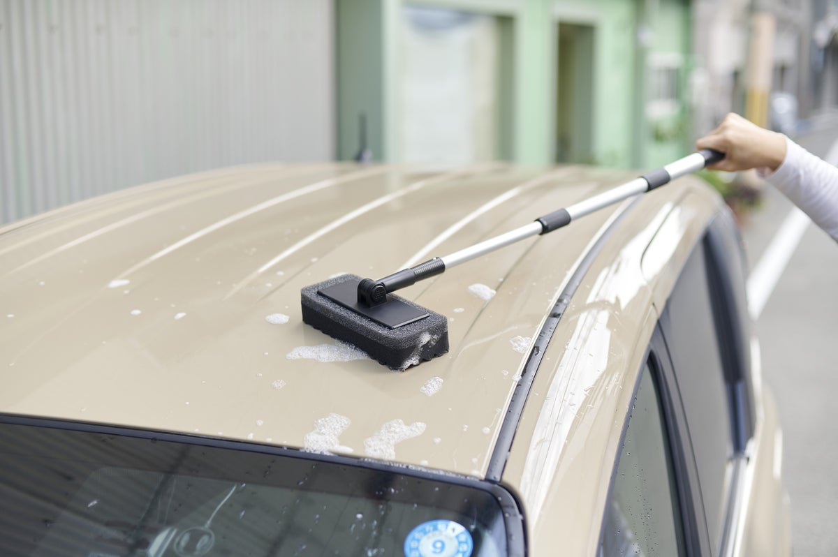 ミニバンやSUVなどの高いルーフもラクラク洗車!3段伸縮&ワンタッチ角度調整で高所の汚れにしっかり届く コーナンオリジナル『LIFELEX アルミ伸縮洗車スポンジ』が新登場